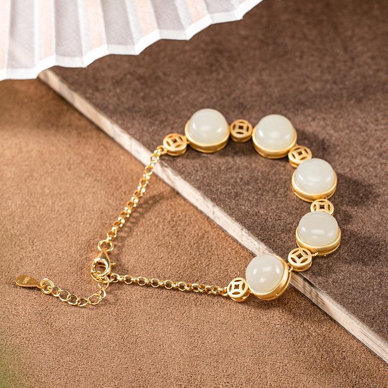 Classic Gold Bracelet with Timeless Appeal