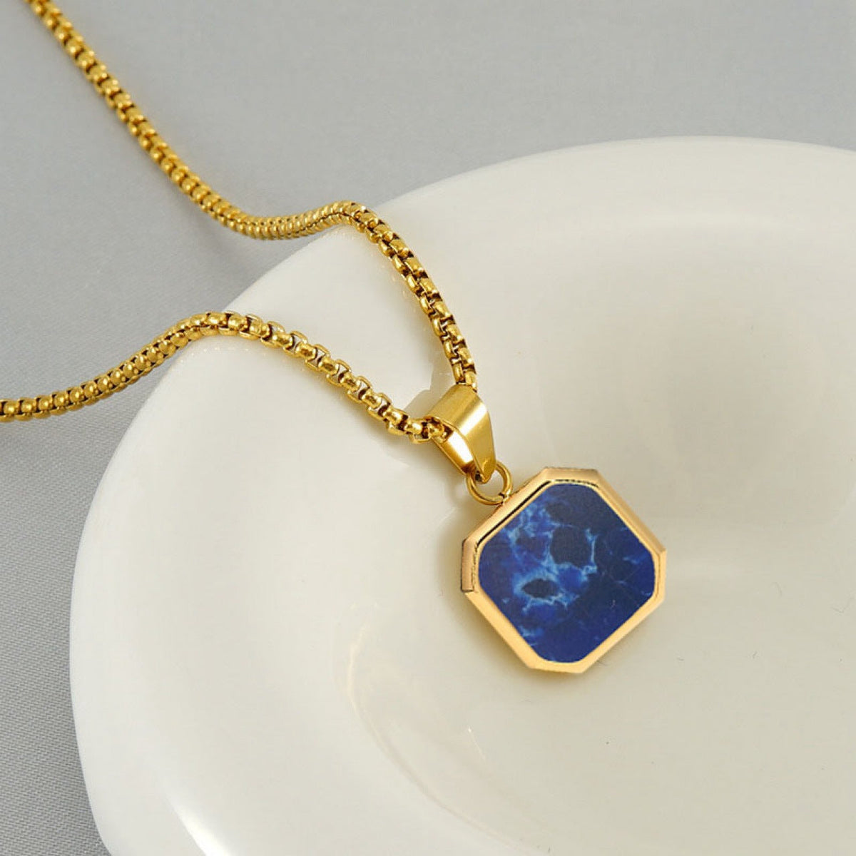 Romantic Gold Necklace for Special Moments