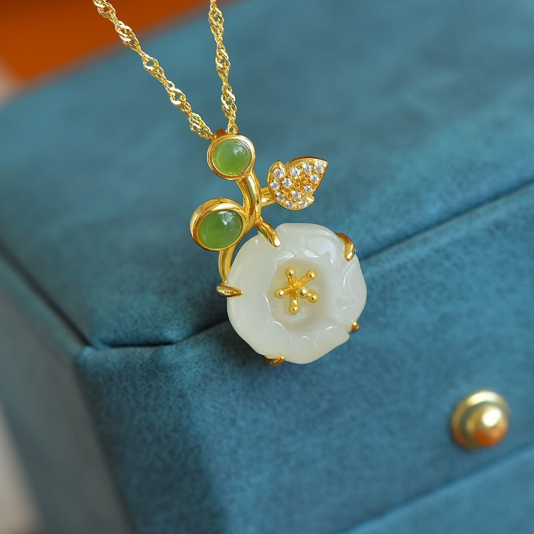 Charming Silver Pendant for Any Occasion