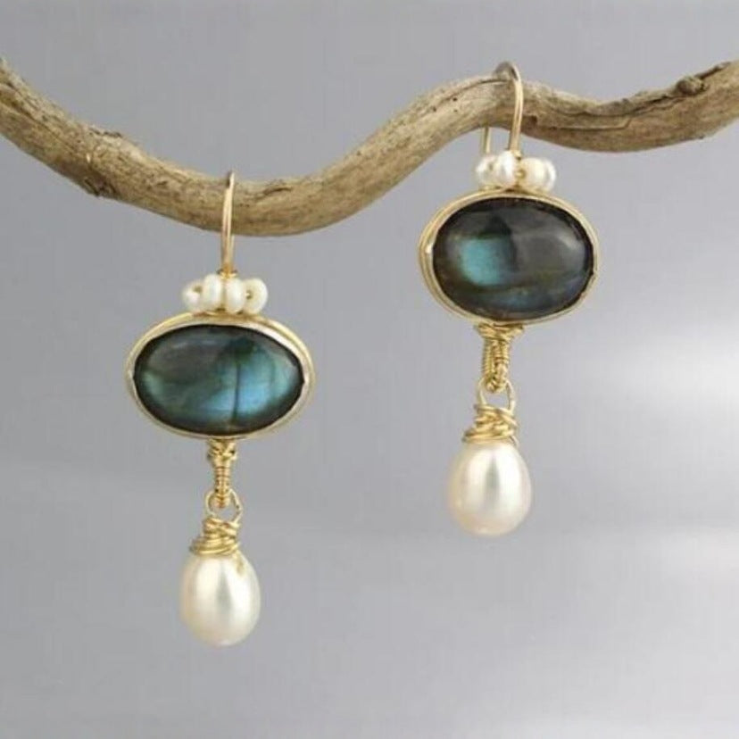 Classic Gold Earring with Timeless Appeal
