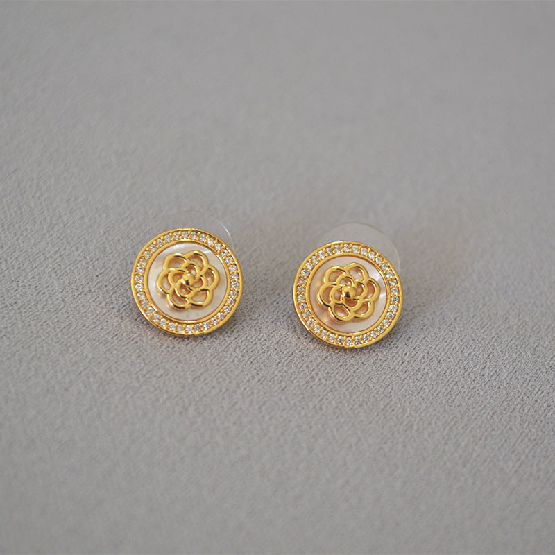 Classic Gold Earring with Timeless Appeal