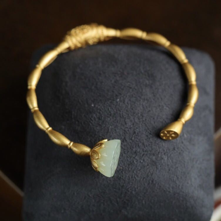 Romantic Gold Bracelet for Special Moments