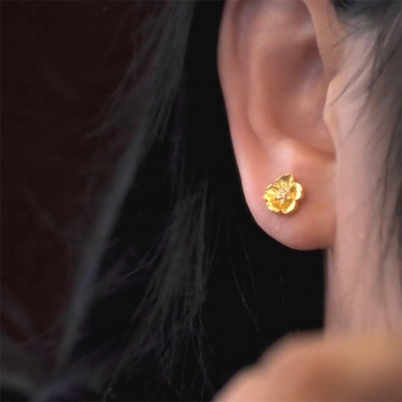 Classic Gold Earring with Timeless Appeal