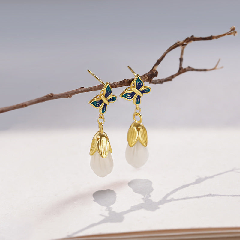 Charming Silver Earring for Any Occasion