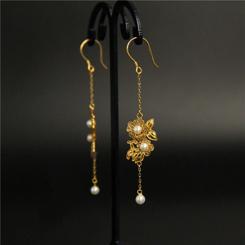 Stunning Gold Earring for Daily Wear