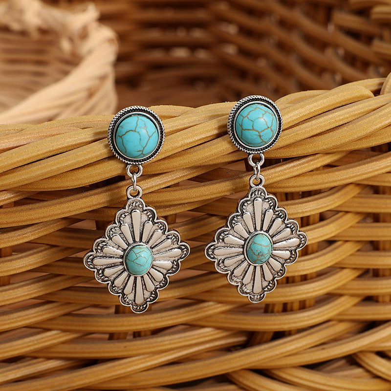 Charming Silver Earring for Any Occasion