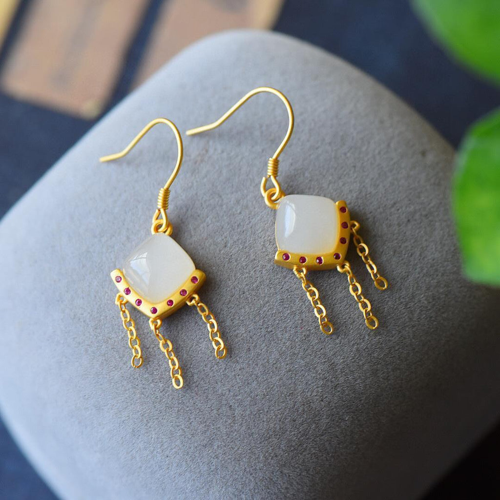 Charming Gold Earring for Any Occasion