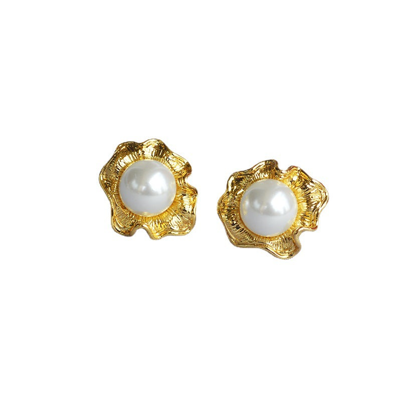 Classic Gold Earring with Timeless Appeal