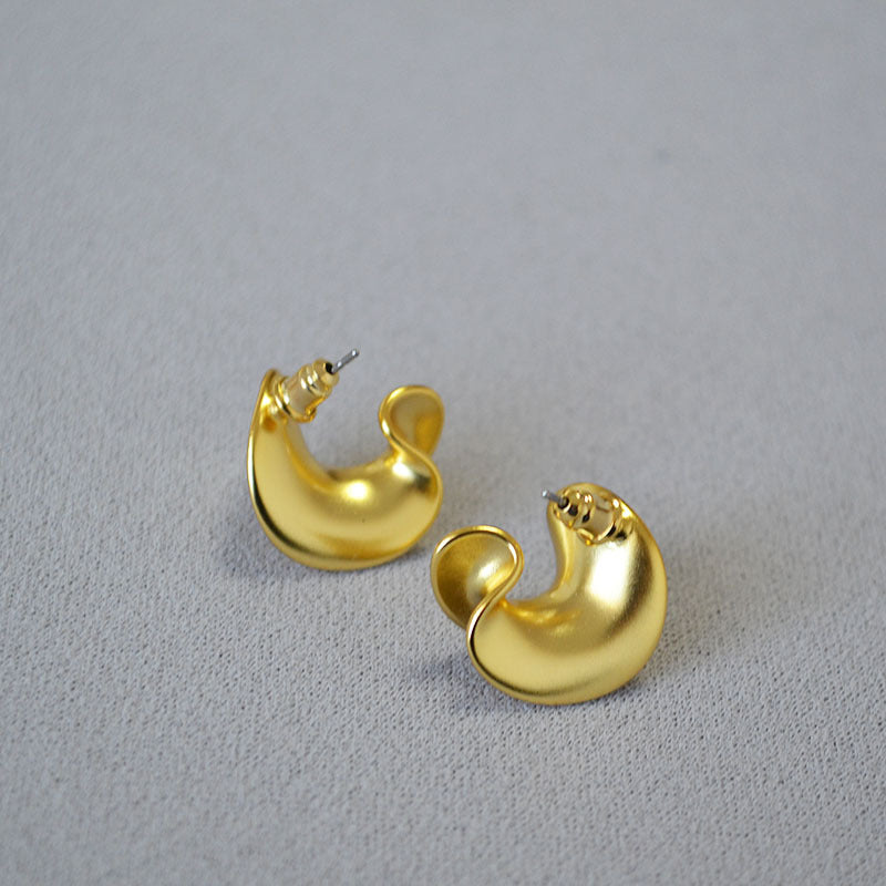 Romantic Gold Earring for Special Moments