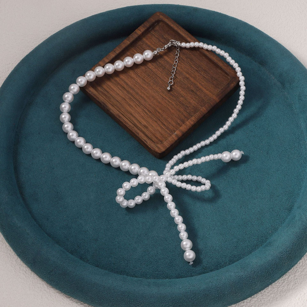 Beautiful Pearl Necklace with Unique Style