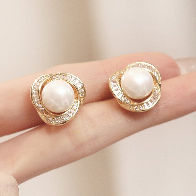 Charming Piece for Any Occasion