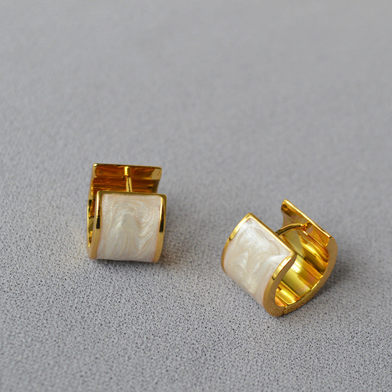 Classic Gold Earring with Timeless Appeal