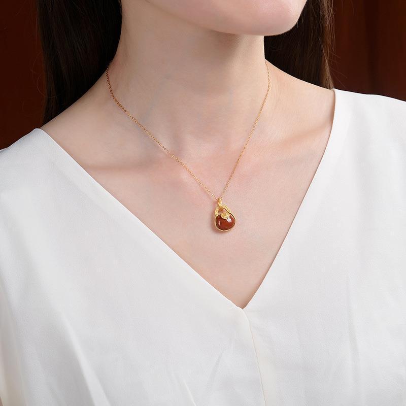Romantic Gold Necklace for Special Moments