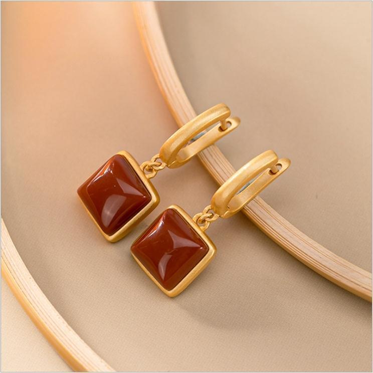 Classic Gold Earring with Timeless Appeal