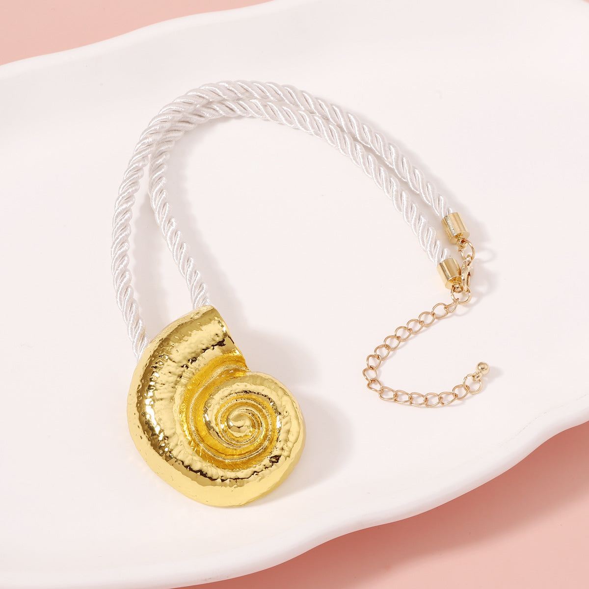 Classic Gold Necklace with Timeless Appeal