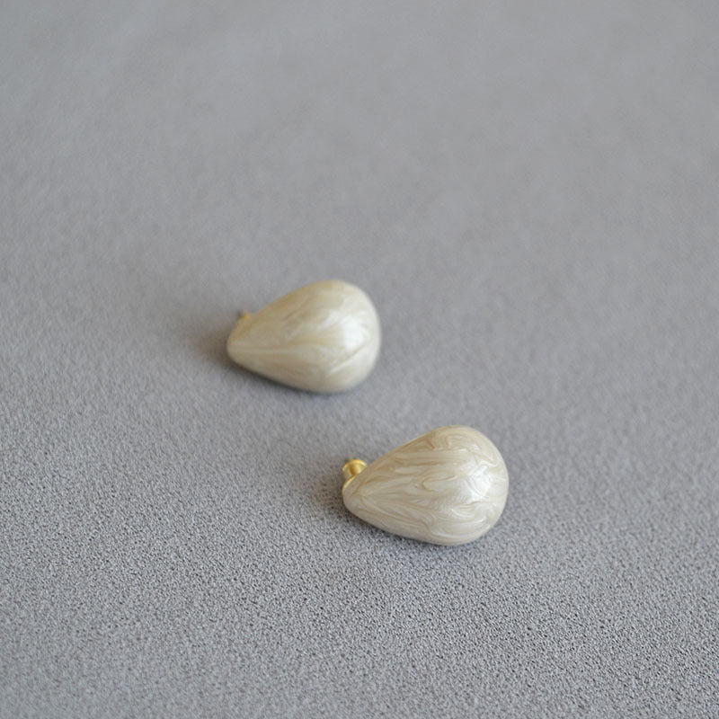 Classic Gold Earring with Timeless Appeal