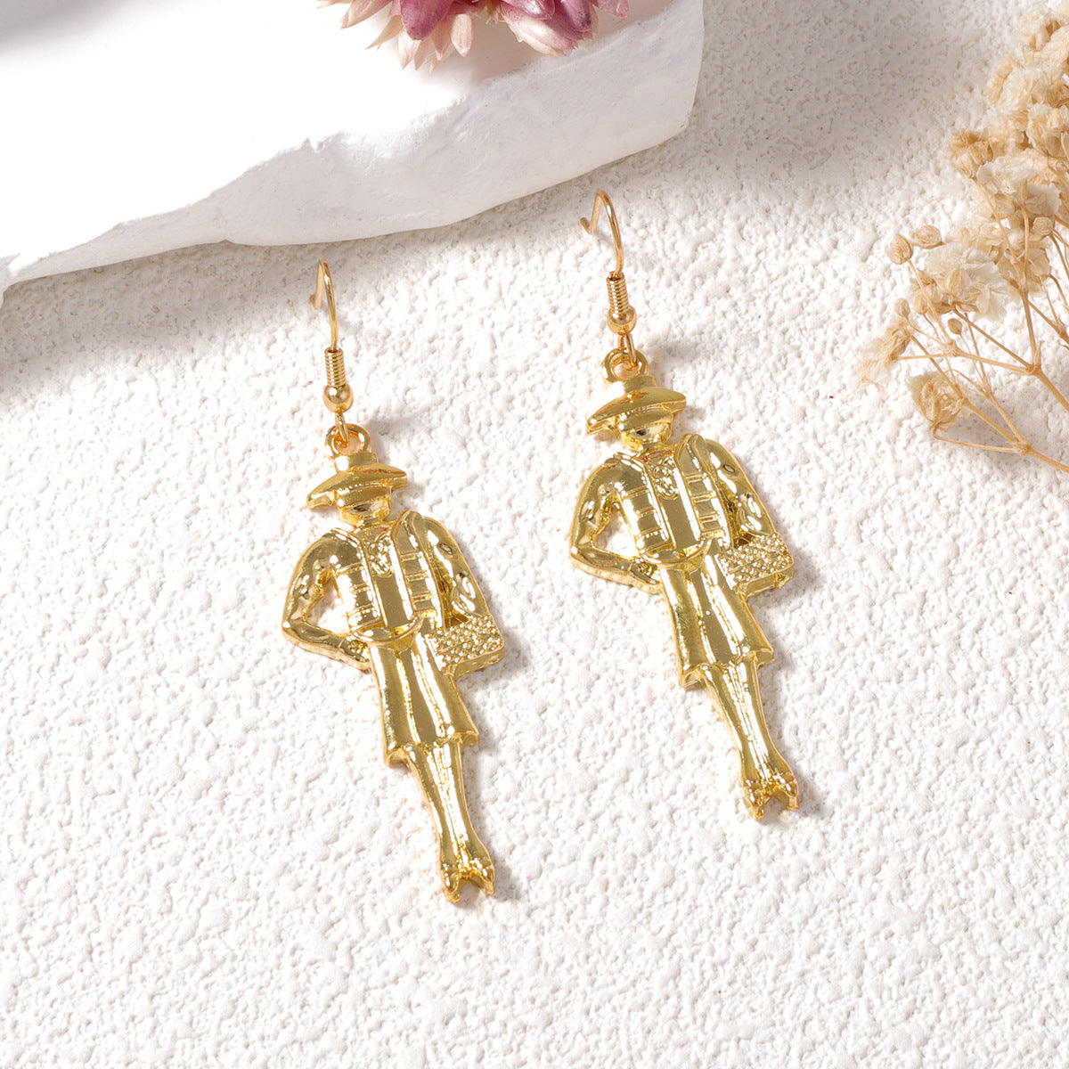 Classic Gold Earring with Timeless Appeal