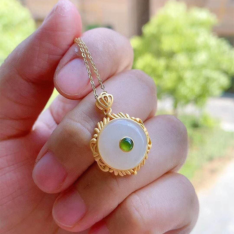 Classic Gold Pendant with Timeless Appeal