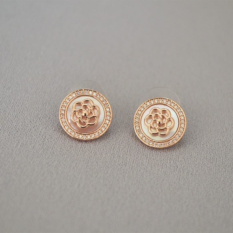 Classic Gold Earring with Timeless Appeal