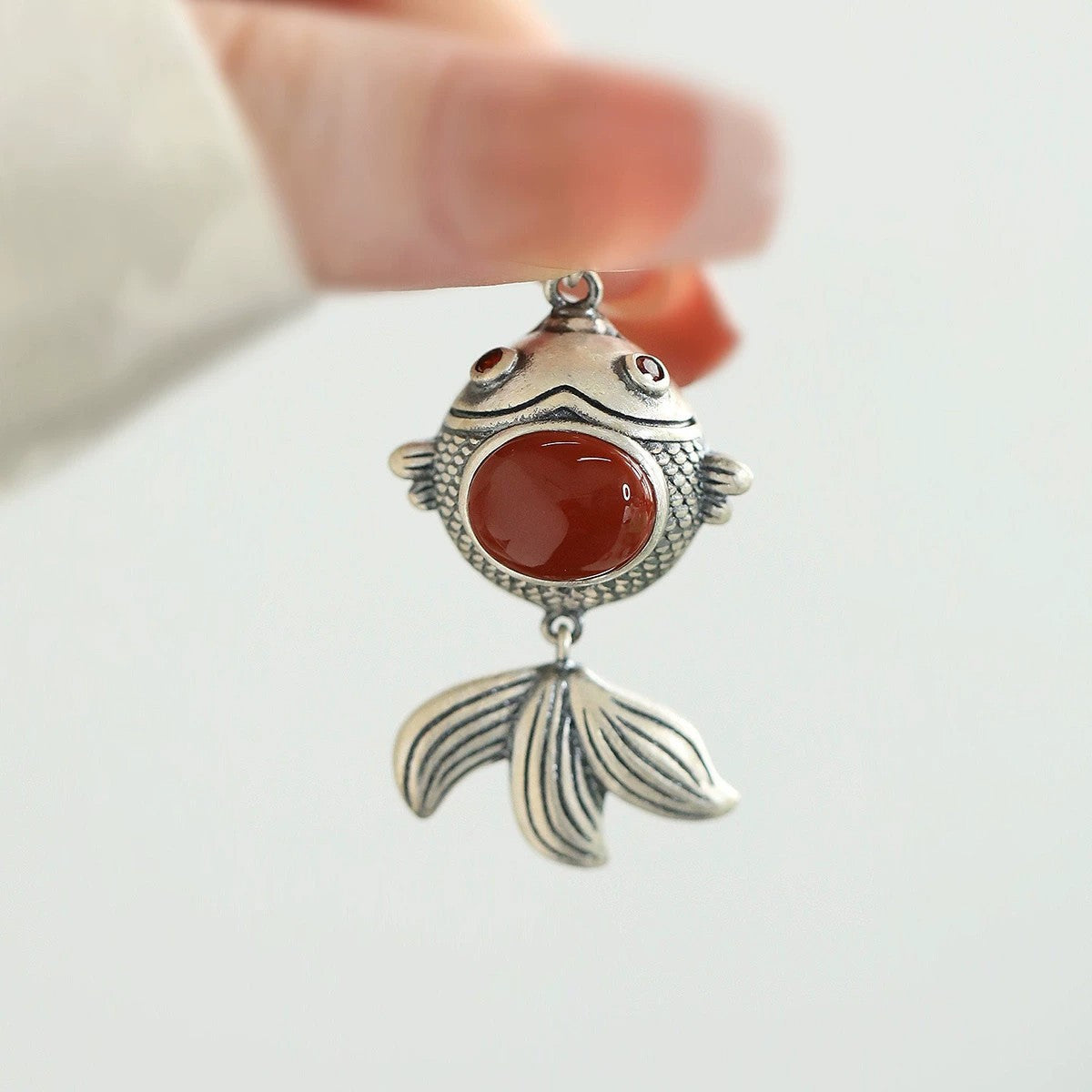Romantic Silver Necklace for Special Moments