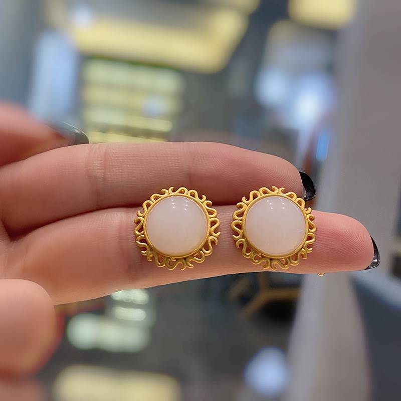 Classic Gold Earring with Timeless Appeal