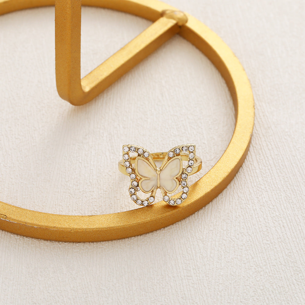 Classic Gold Ring with Timeless Appeal