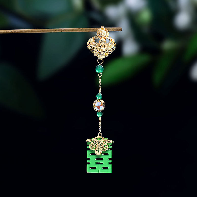 Classic Silver Pendant with Timeless Appeal
