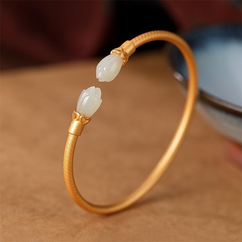 Romantic Gold Bracelet for Special Moments
