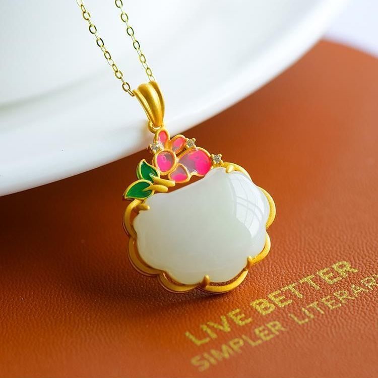 Charming Silver Pendant for Any Occasion