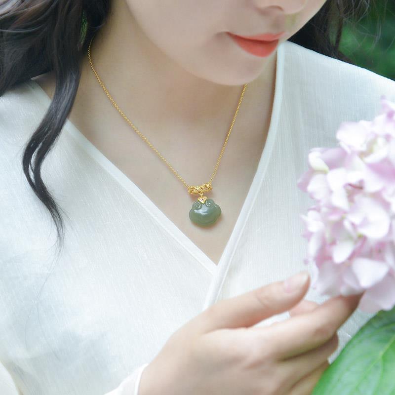 Romantic Gold Necklace for Special Moments