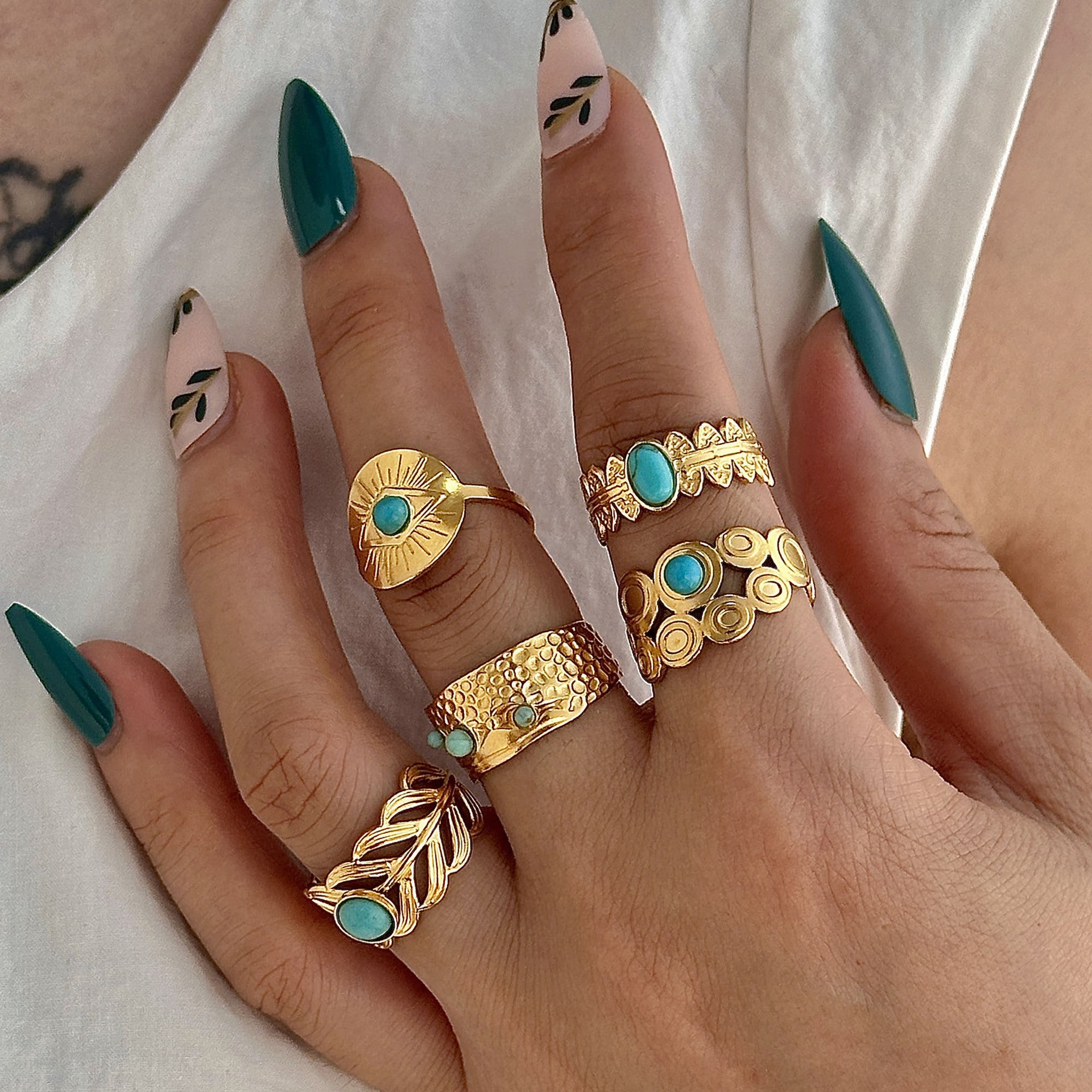 Classic Gold Ring with Timeless Appeal