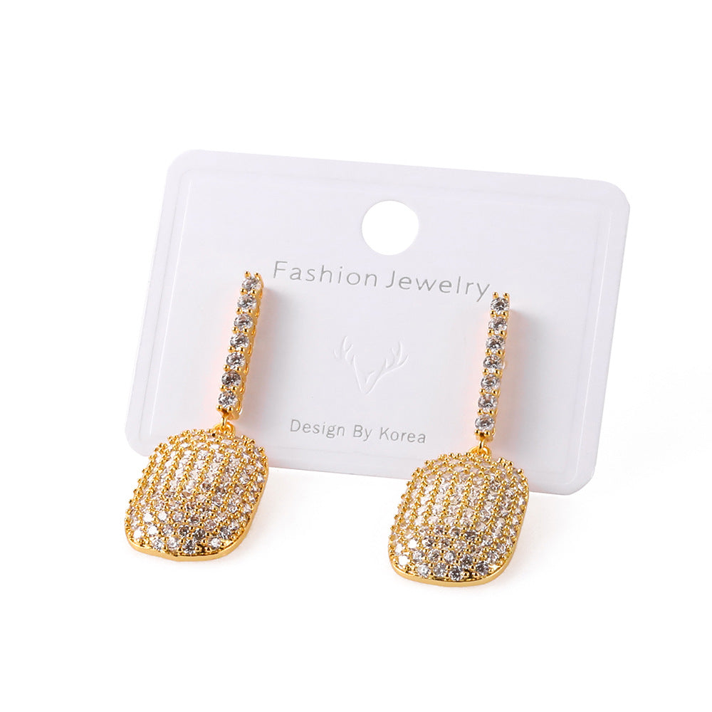 Classic Gold Earring with Timeless Appeal