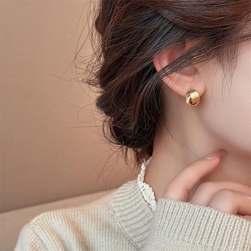 Romantic Gold Earring for Special Moments