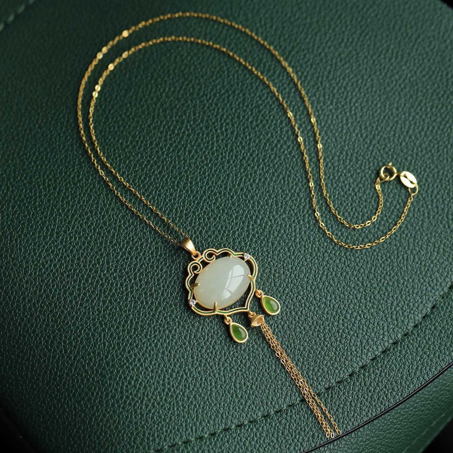 Romantic Gold Necklace for Special Moments