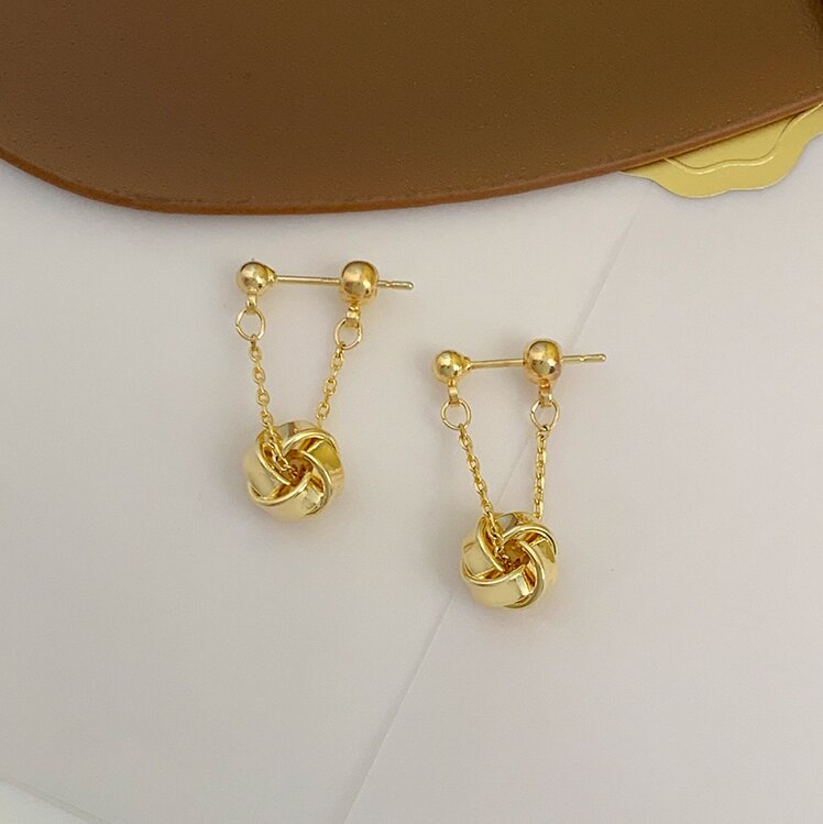 Charming Gold Earring for Any Occasion