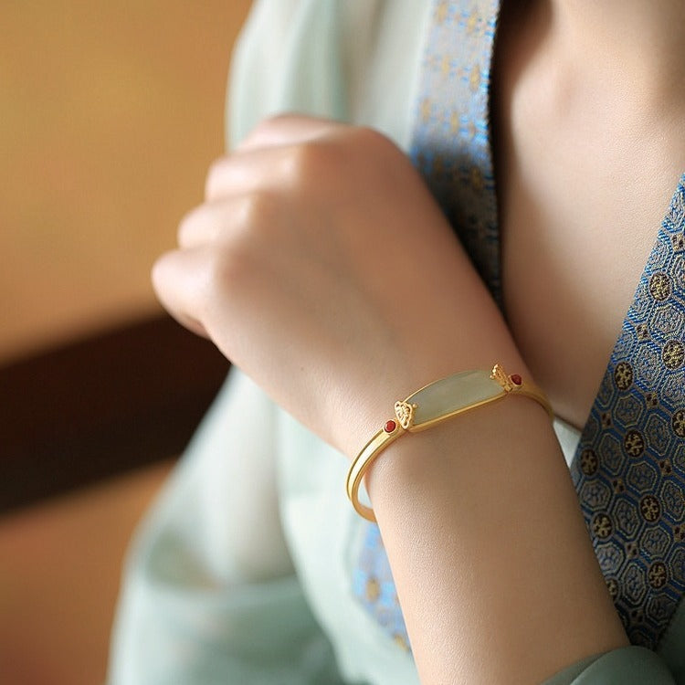 Romantic Gold Bracelet for Special Moments