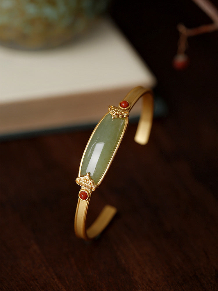Romantic Gold Bracelet for Special Moments