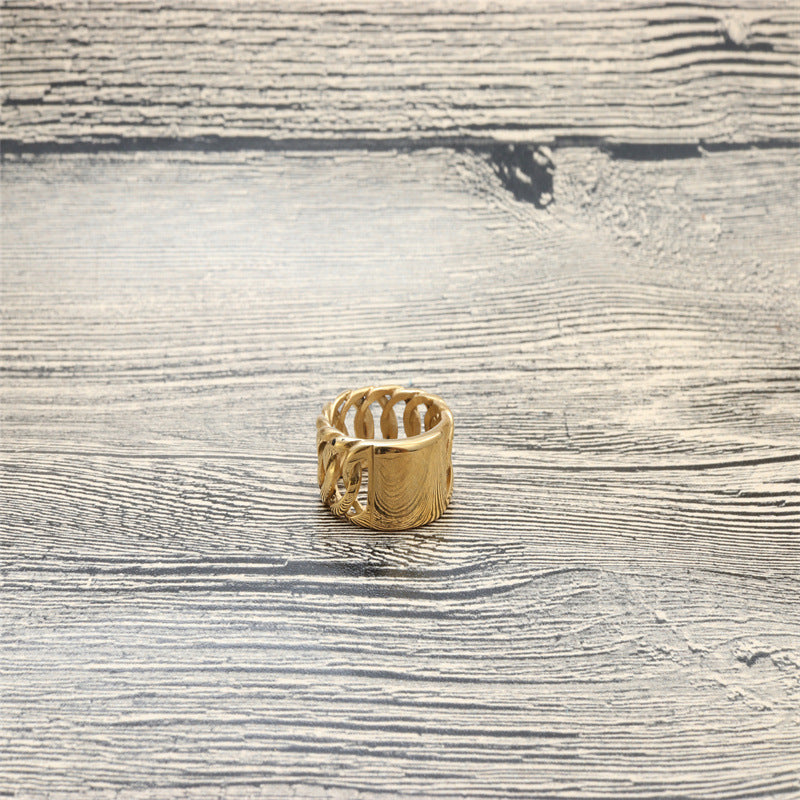 Classic Gold Ring with Timeless Appeal