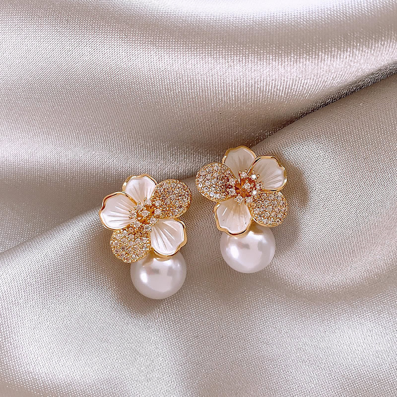 Charming Pearl Earring for Any Occasion