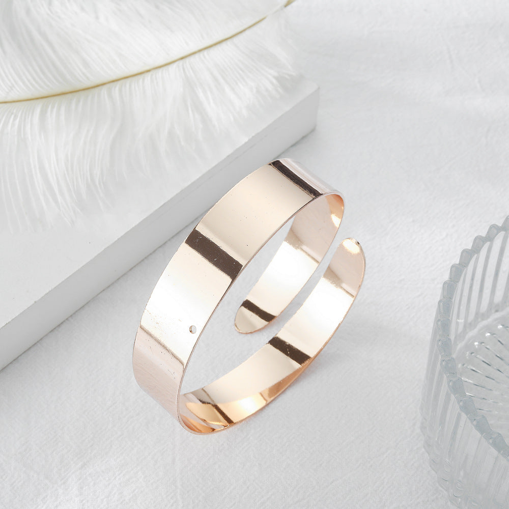 Classic Gold Bracelet with Timeless Appeal
