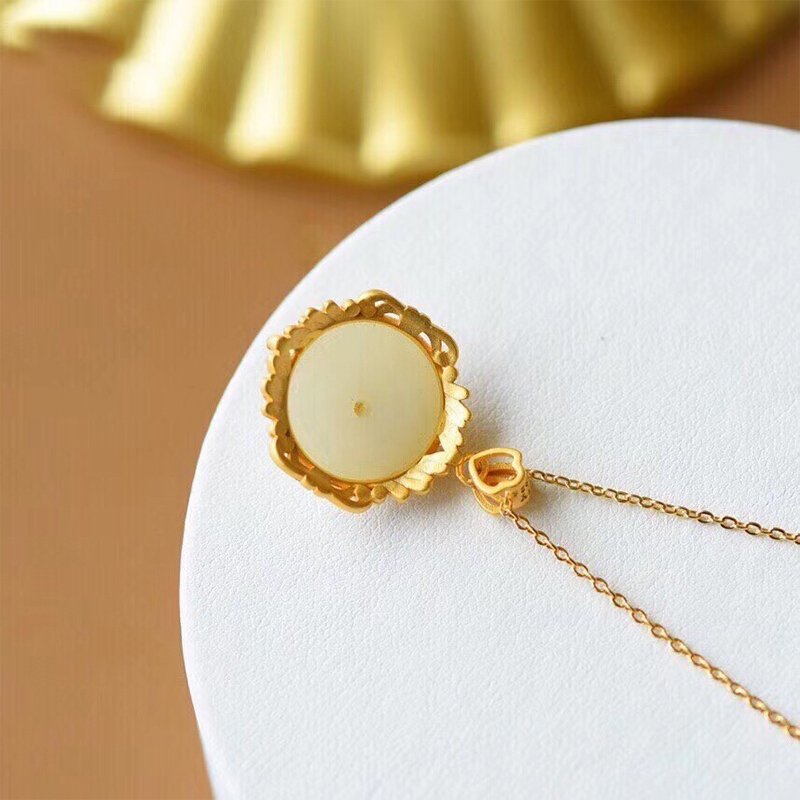 Classic Gold Pendant with Timeless Appeal