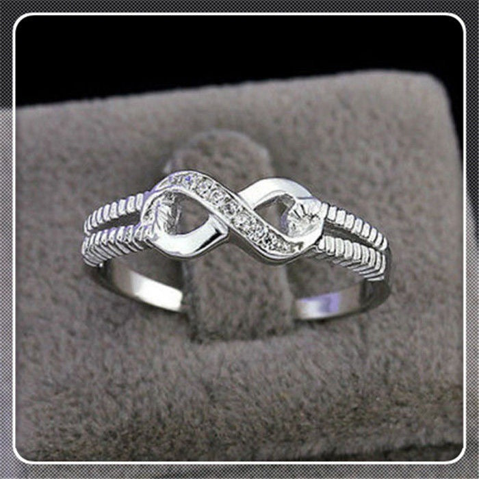 Classic Gold Ring with Timeless Appeal