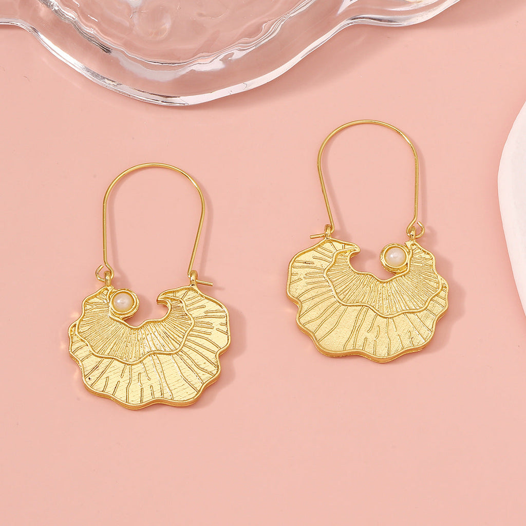 Classic Gold Earring with Timeless Appeal