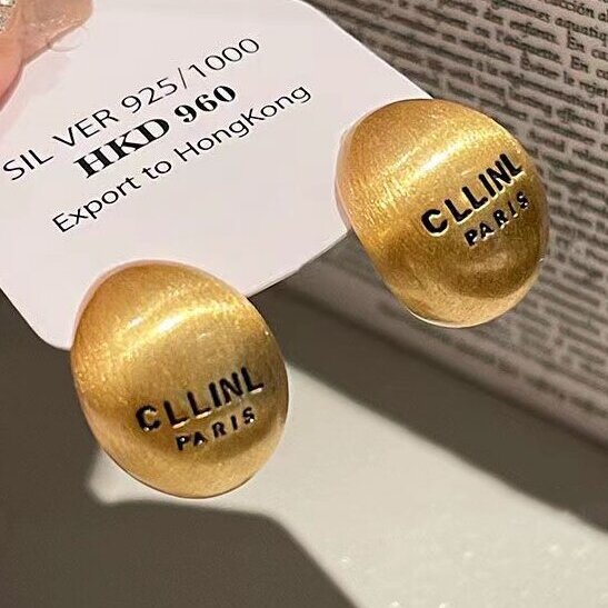 Classic Gold Earring with Timeless Appeal