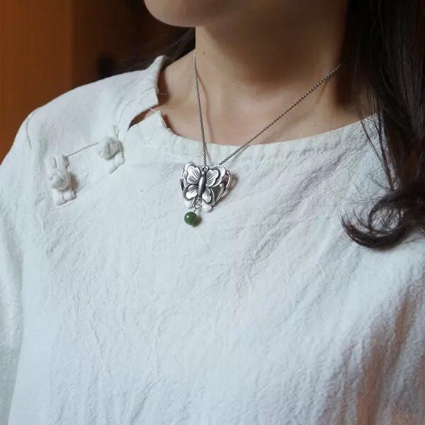 Classic Silver Pendant with Timeless Appeal