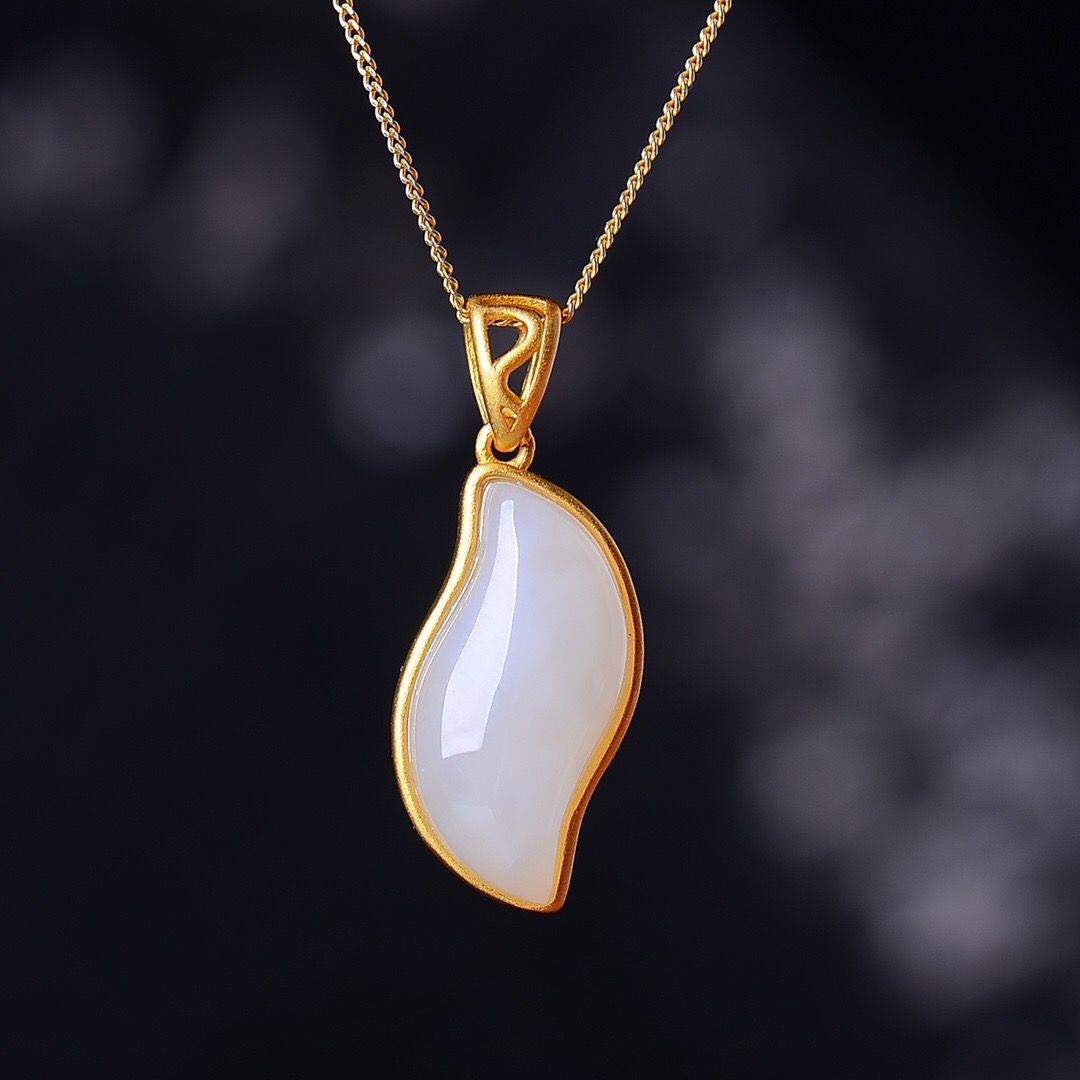 Beautiful Gold Pendant with Unique Style