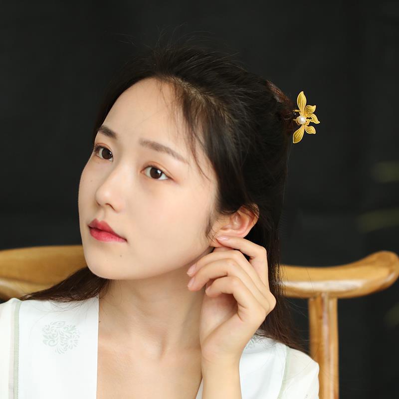 Elegant Gold Piece for Every Occasion