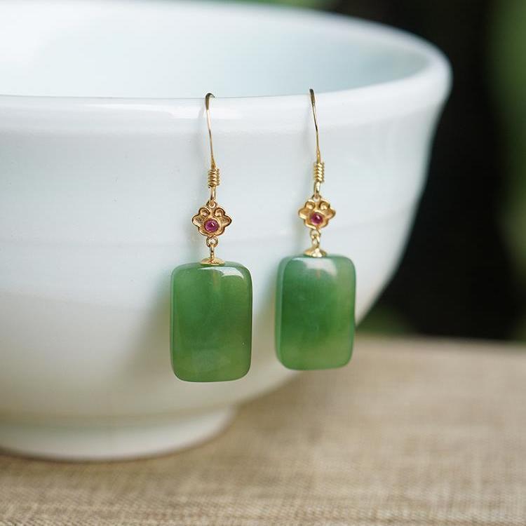 Classic Gold Earring with Timeless Appeal