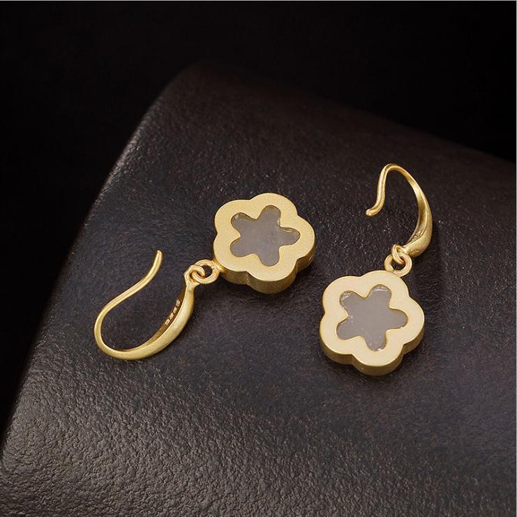 Classic Gold Earring with Timeless Appeal