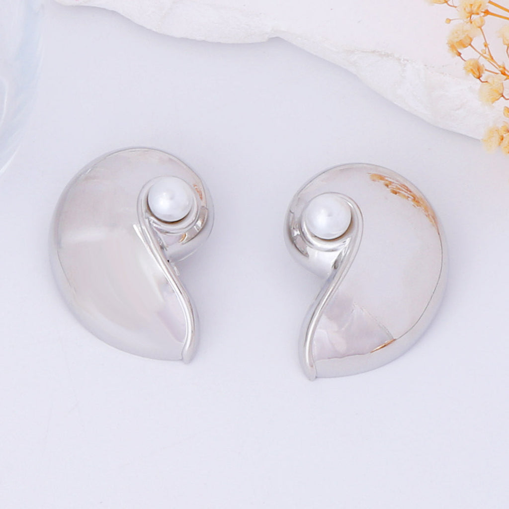 Classic Pearl Earring with Timeless Appeal